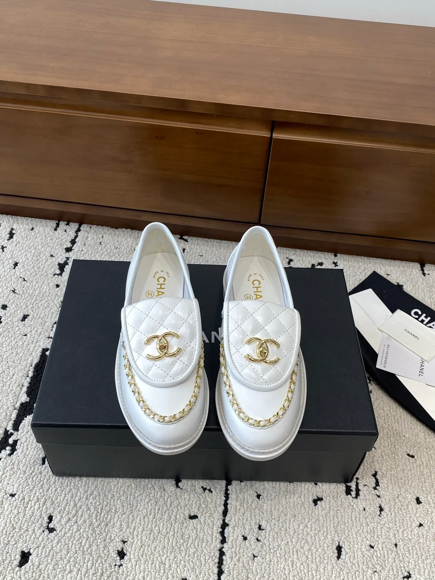 👟👟Ex-factory price 620👟👟 High version 🍀 The official website is updated simultaneously with the high version, CHANEL Chanel's new early spring top autumn shoes series____________ The must-have hot style for spring fragrances, the goddess series, with the elegant and ladylike temperament of fragrances, super attractive, irresistible, heart-beating... ▪️The upper is imported cowhide/butter/patent leather, high-end and texture ➕Original molded hardware buckle ➕Electric embroidery ▪️The lining is imported lambskin, soft and comfortable ▪️Original molded version, Italian genuine leather outsole🇮🇹 ▪️Number of codes: 34-42 (34 40 41 42 is custom-made, non-refundable and non-exchangeable) Multiple colors are available, you can also place an order with the picture BUY NOW 👉 BUY NOW 👉 BUY NOW 👉 BUY NOW 👉